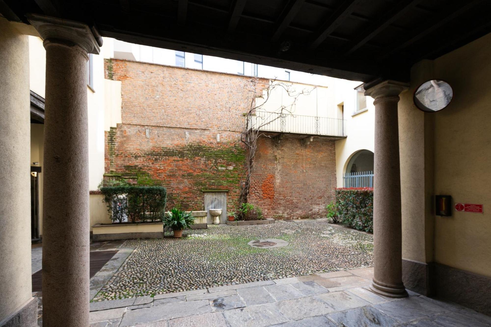 Guesthost - Cordusio Enchanting Apartment, Milan